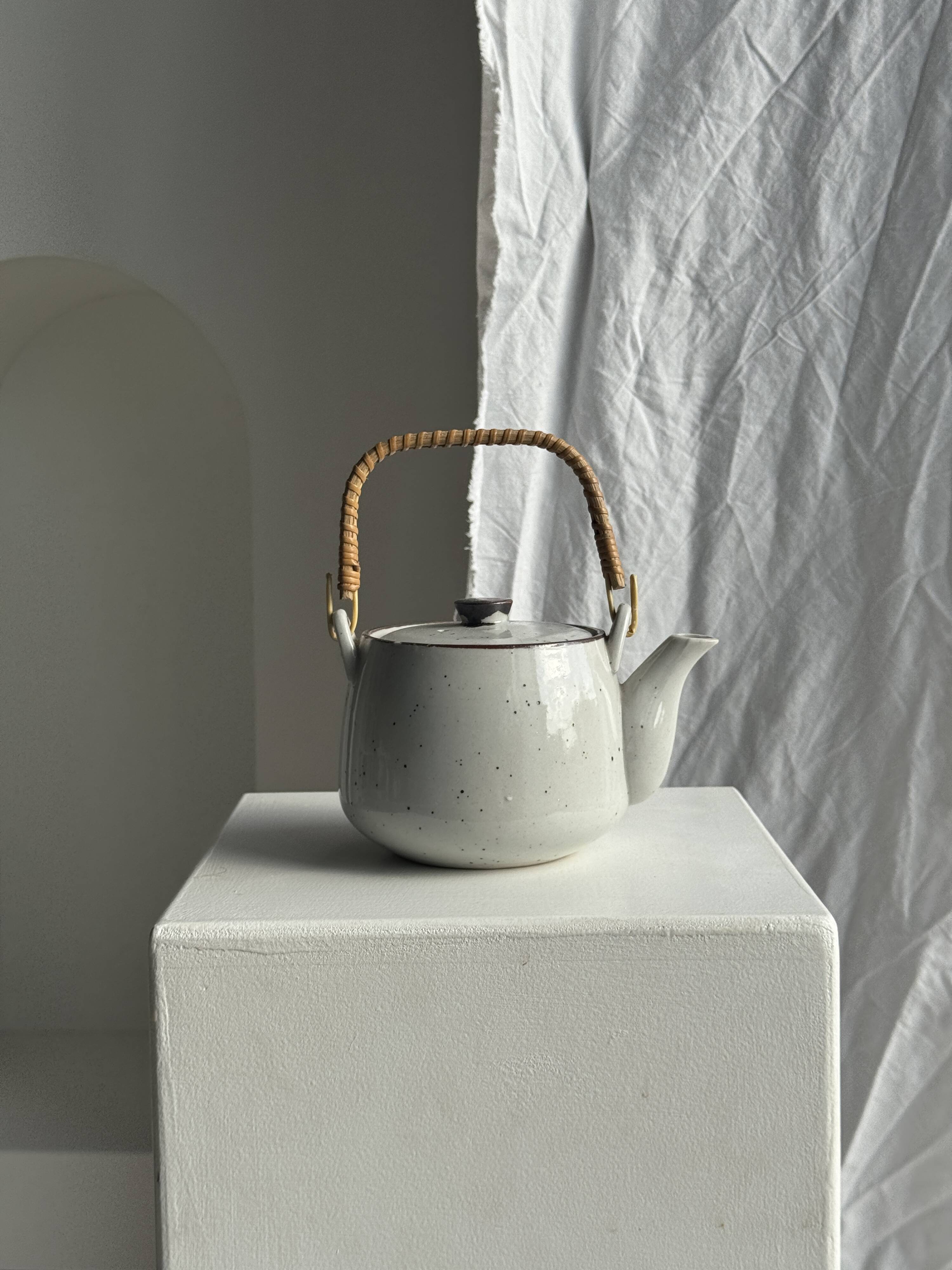 Petite théière asiatique en grès anse en rotin H11 D10