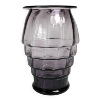 Art Deco vase with twisted vertical bands, Doyen style, 1930s.