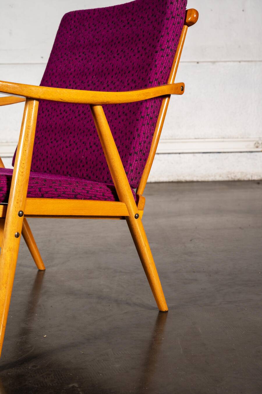 Boomerang armchair in mauve fabric