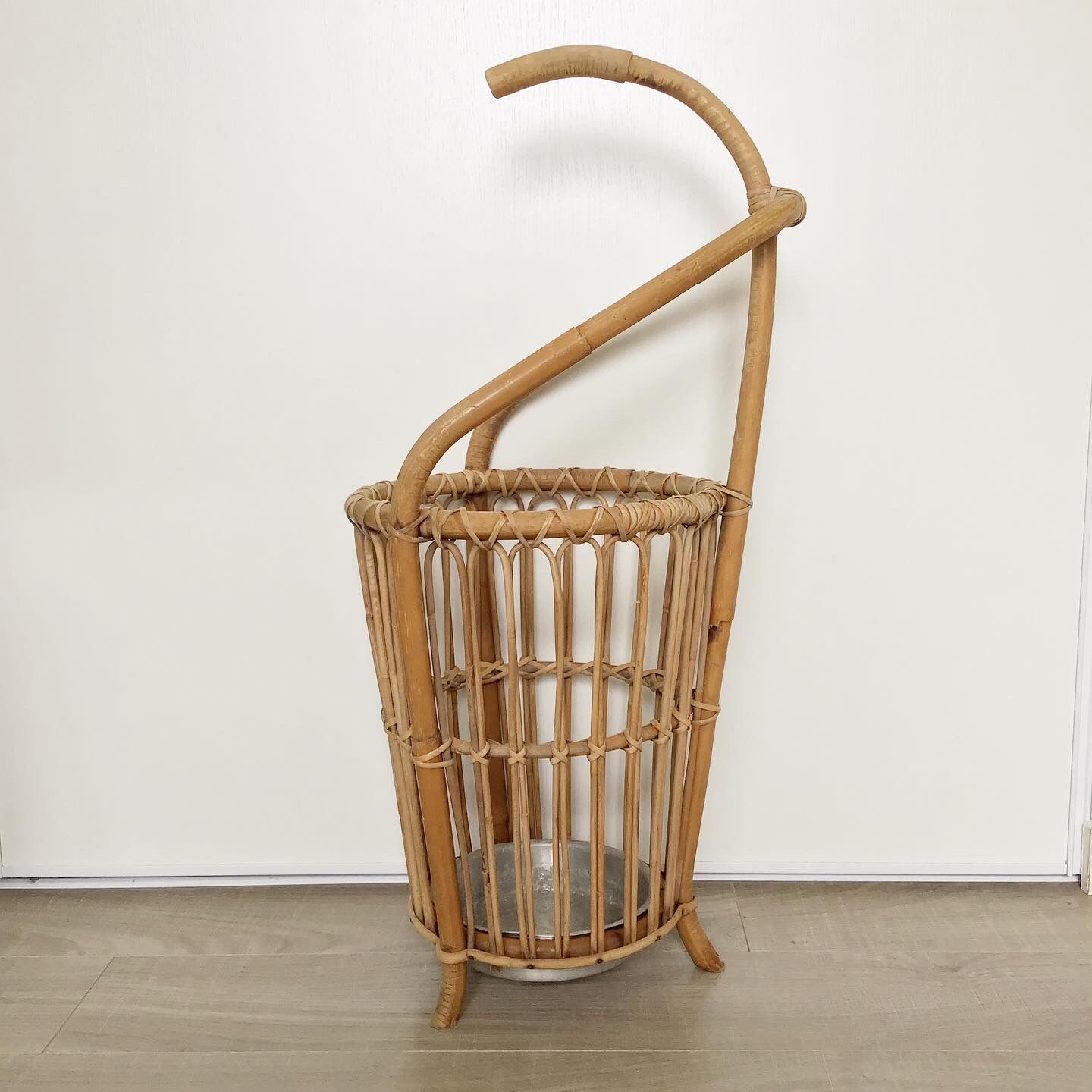 Vintage rattan umbrella door