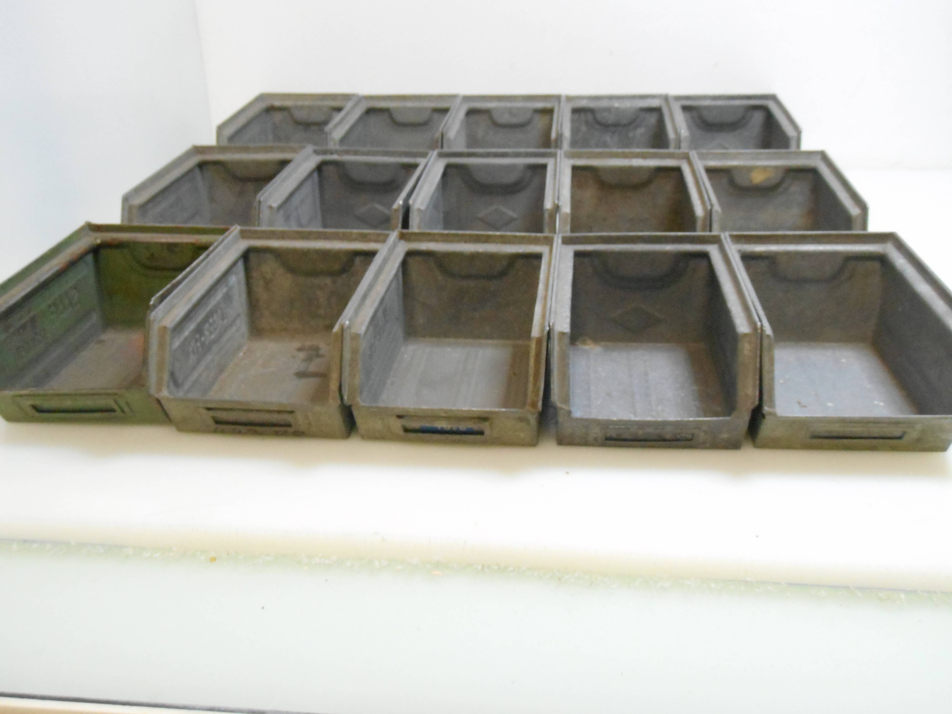 Lot de 15 petits casiers métal industriels