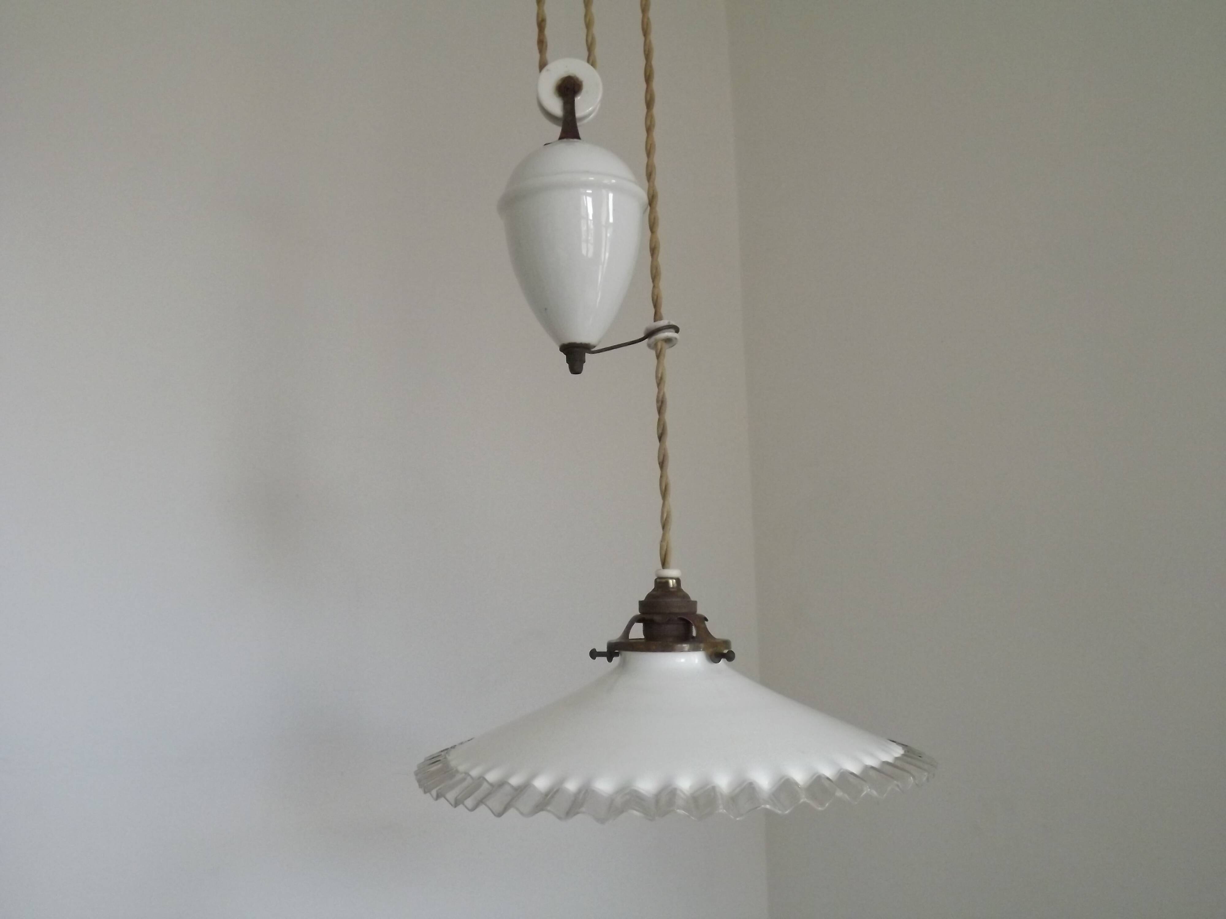Suspension vintage français à contrepoids avec abat-jour en verre opalin
