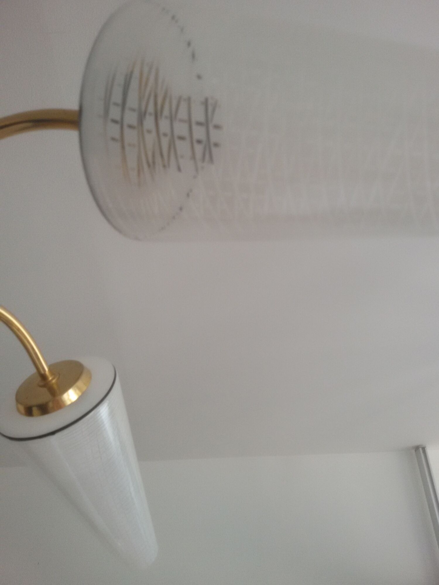 Lustre en laiton doré et opaline des années 50/60