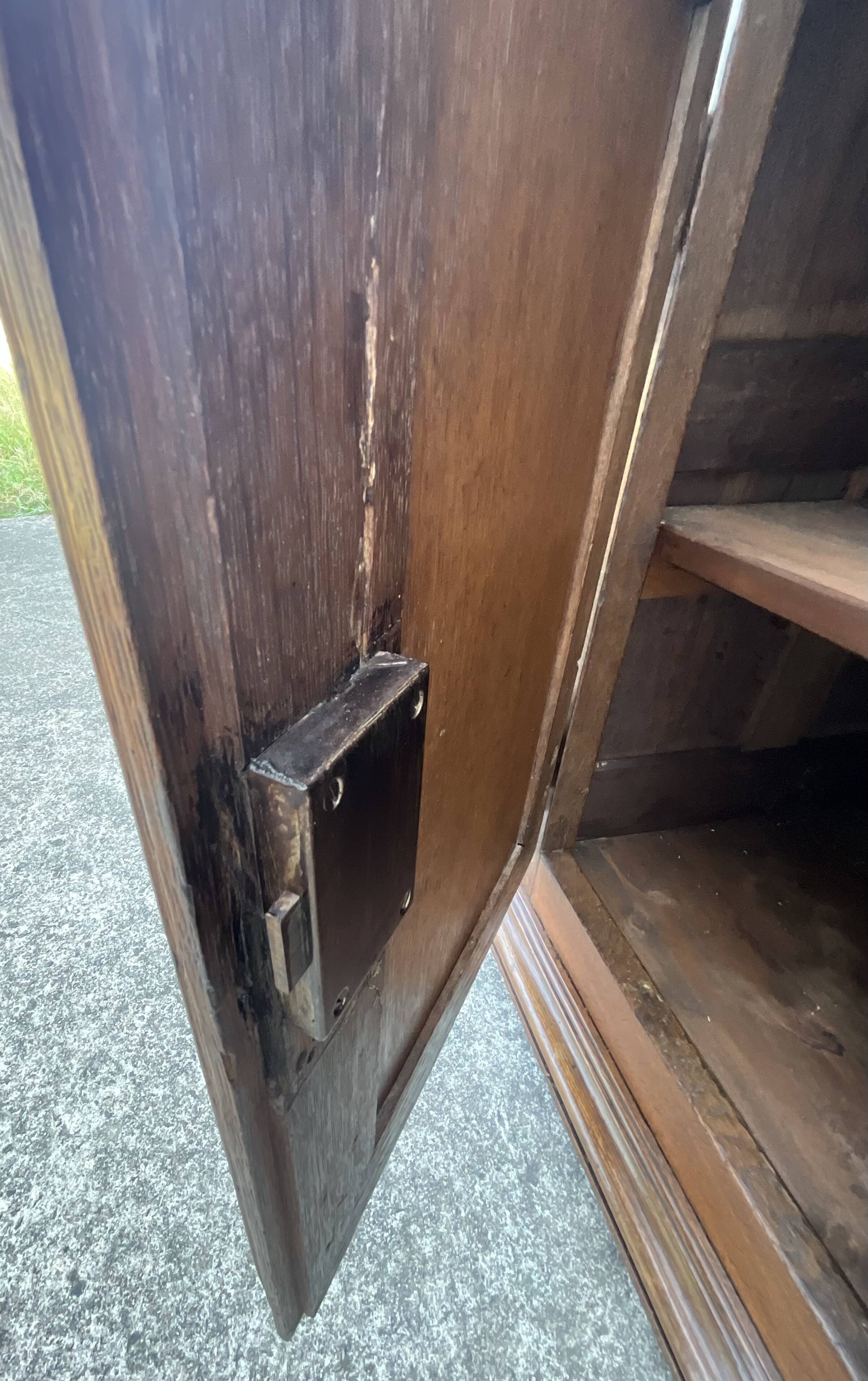 Country-style sideboard in solid oak – 18th century