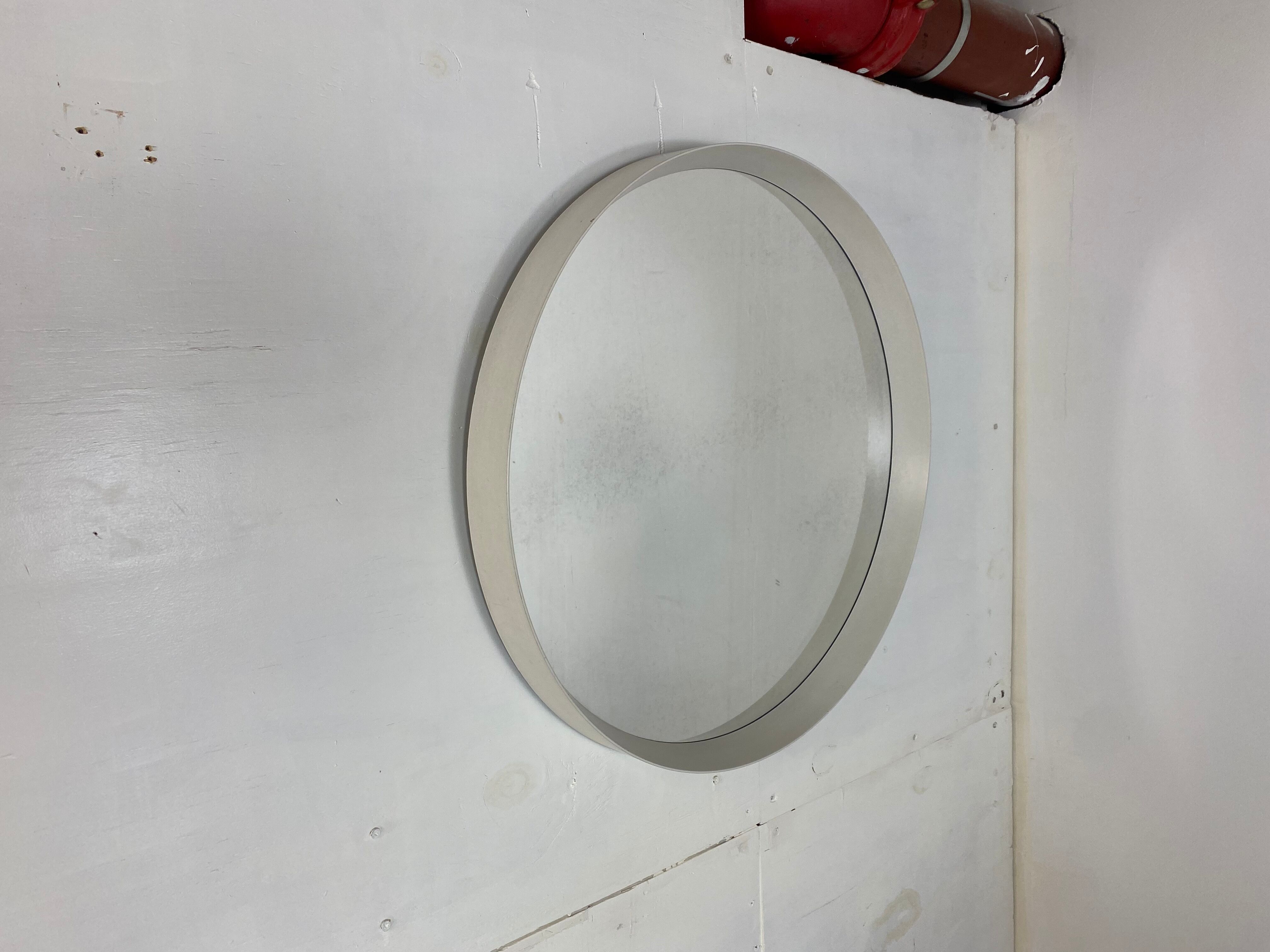 Miroir blanc rond moderne du milieu du siècle, années 1960