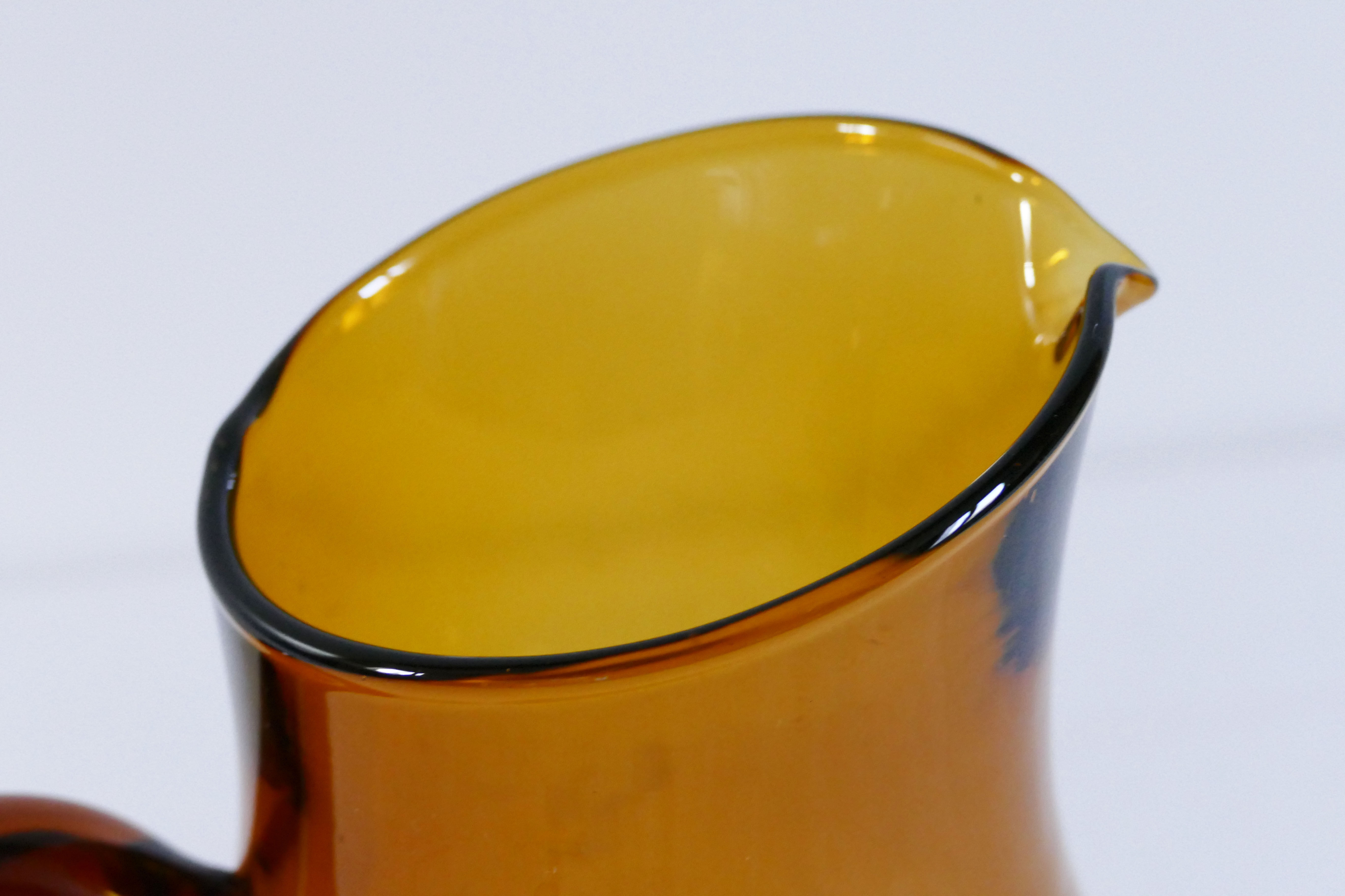 Pichet vintage en verre marron