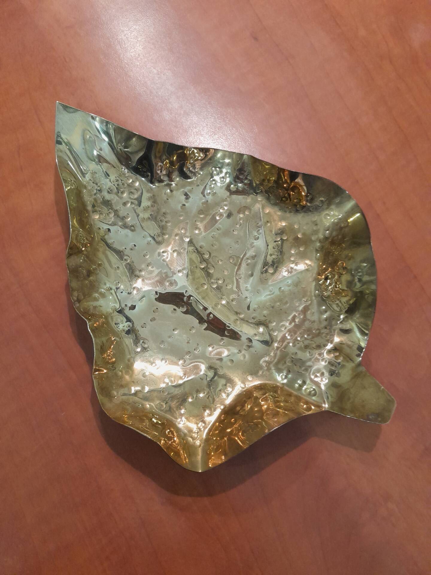 Vintage 1960s hammered brass leaf ashtray – Italy
