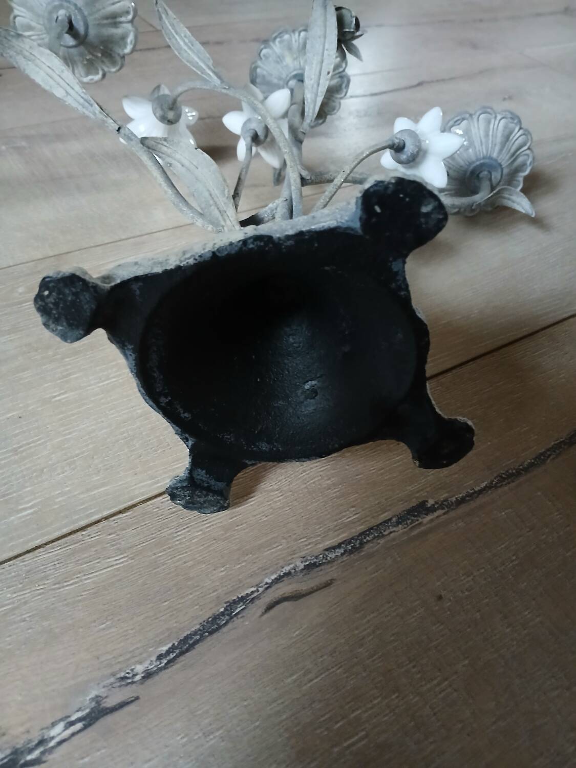 Antique chandelier in cast iron/metal and porcelain