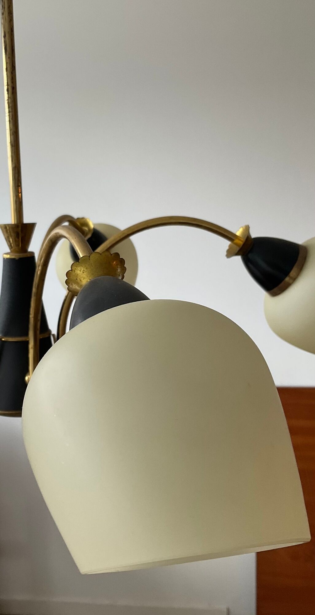 Art deco chandelier 6fires in brass, black metal and opaline