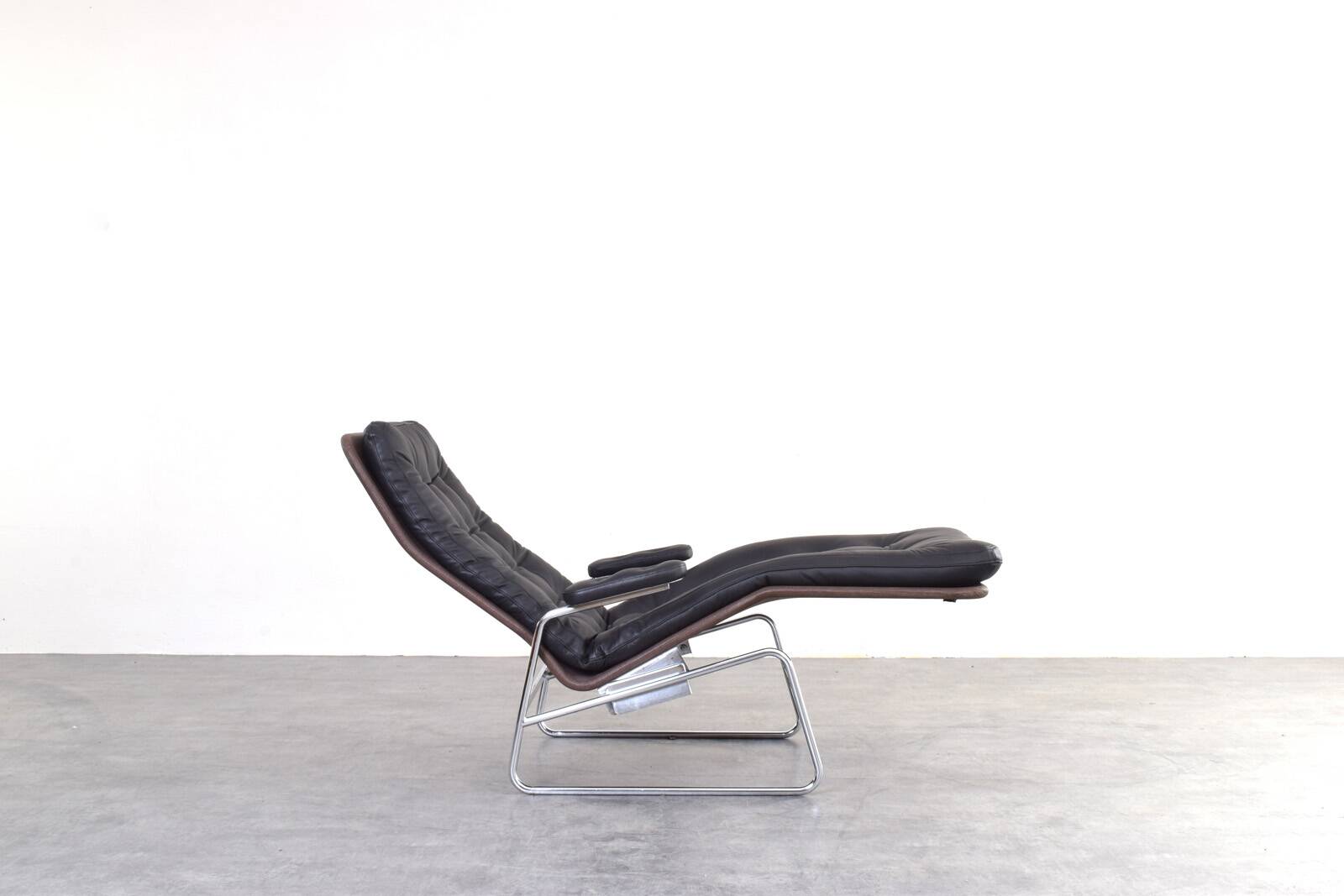 Bauhaus Leather and Chrome Model Fenix Chaise Longue by Sam Larsson for Dux