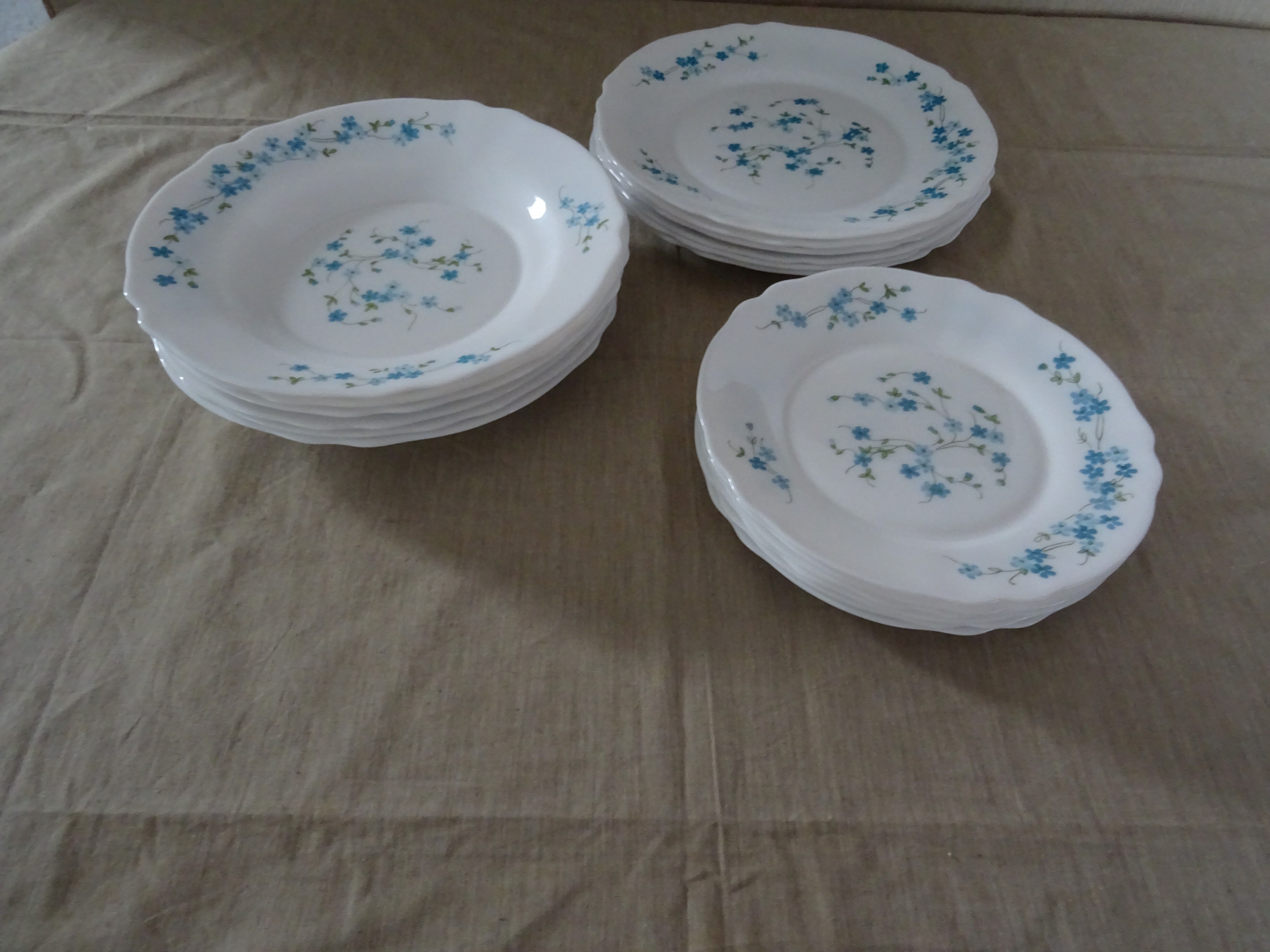 18 Plates Flat Desserts Hollow VERONICA BLUE FLOWERS Arcopal forget-me-not Lot EJ