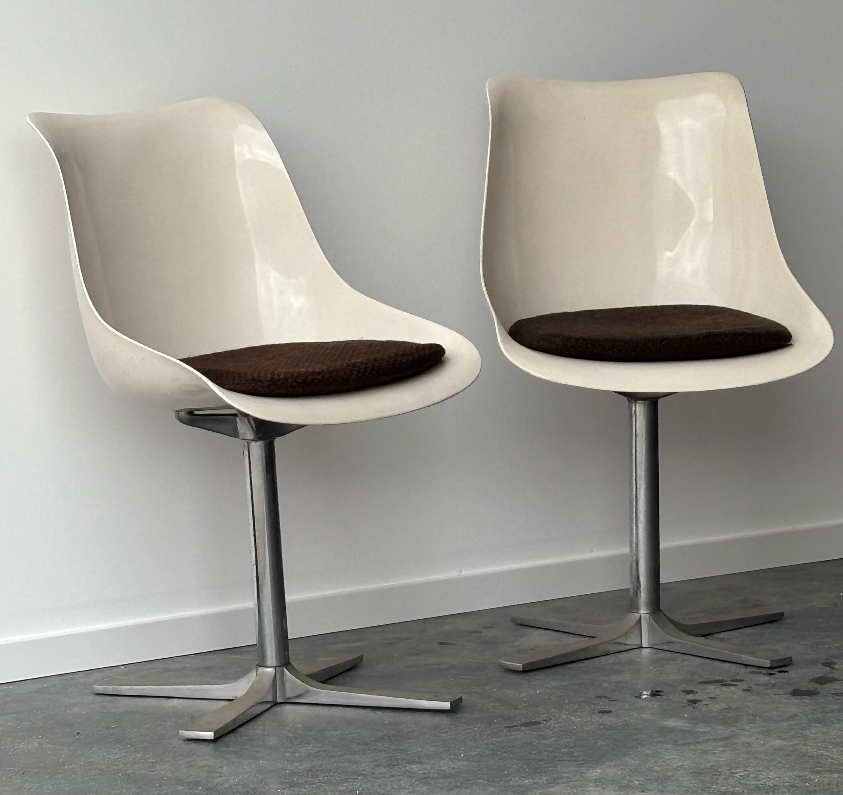 Pair of Tulip swivel chairs published by Roche Bobois 1970