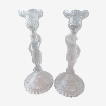 Paire de bougeoirs couple en verre moulé