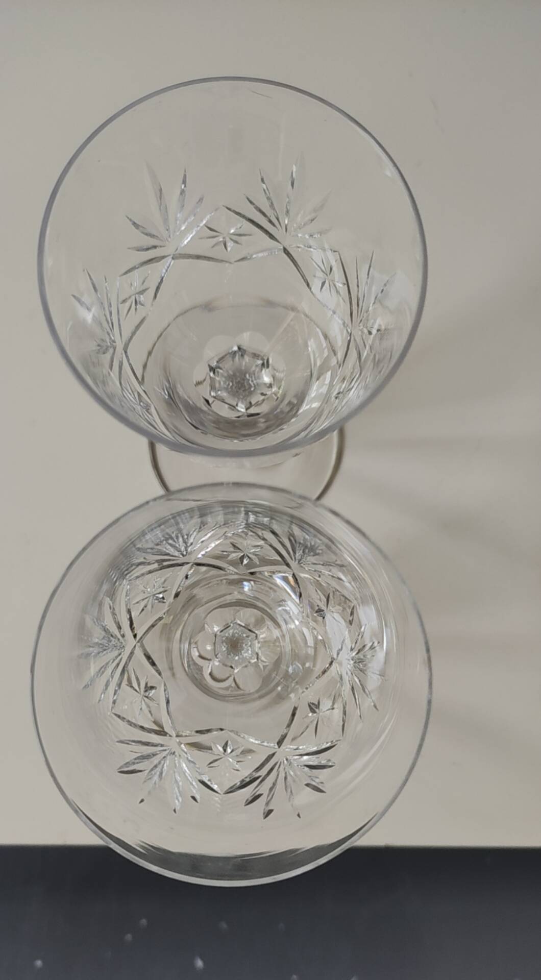 Lot of 7 x crystal glasses. Star/palmette decoration in St Louis style.