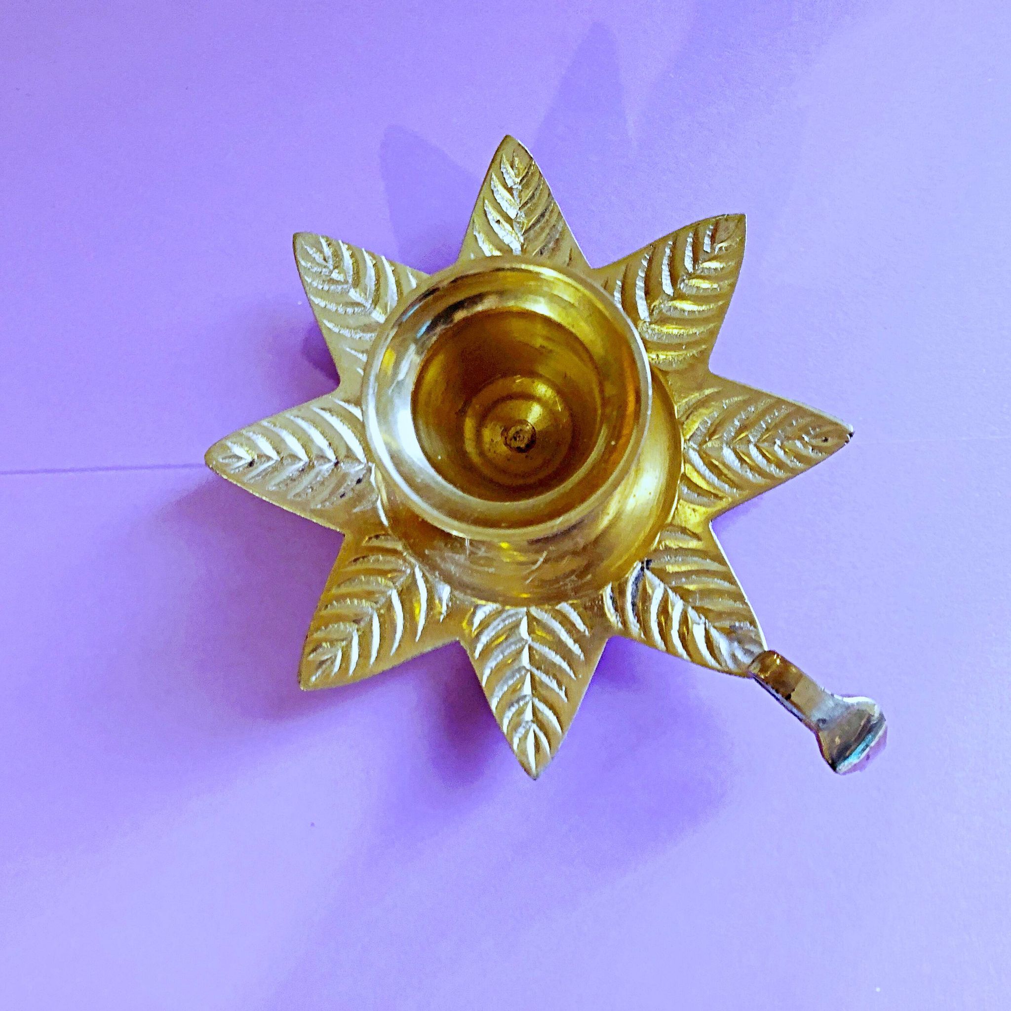 Bougeoir à main laiton doré décor de feuilles