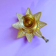 Bougeoir à main laiton doré décor de feuilles