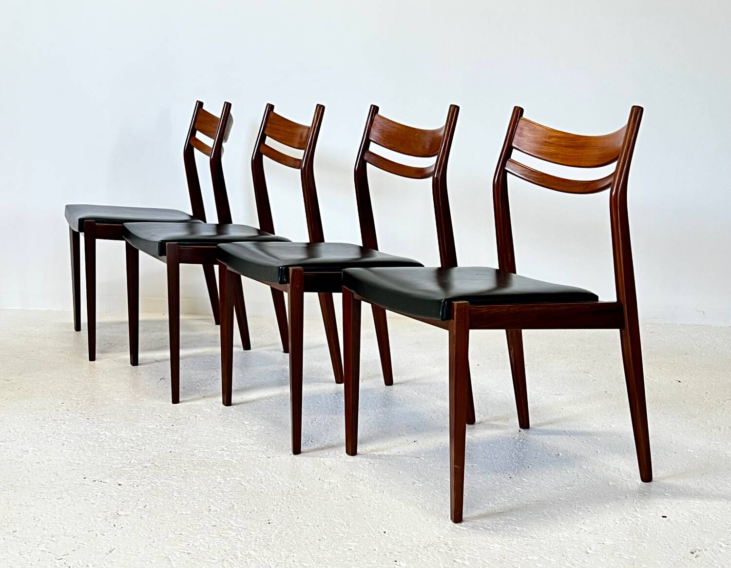 4 chaises scandinaves