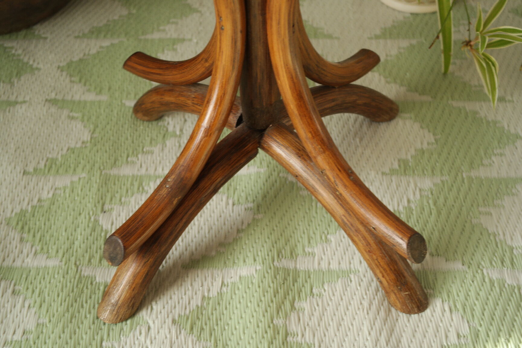 Sole-on-foot door in vintage braided reeded curved wood