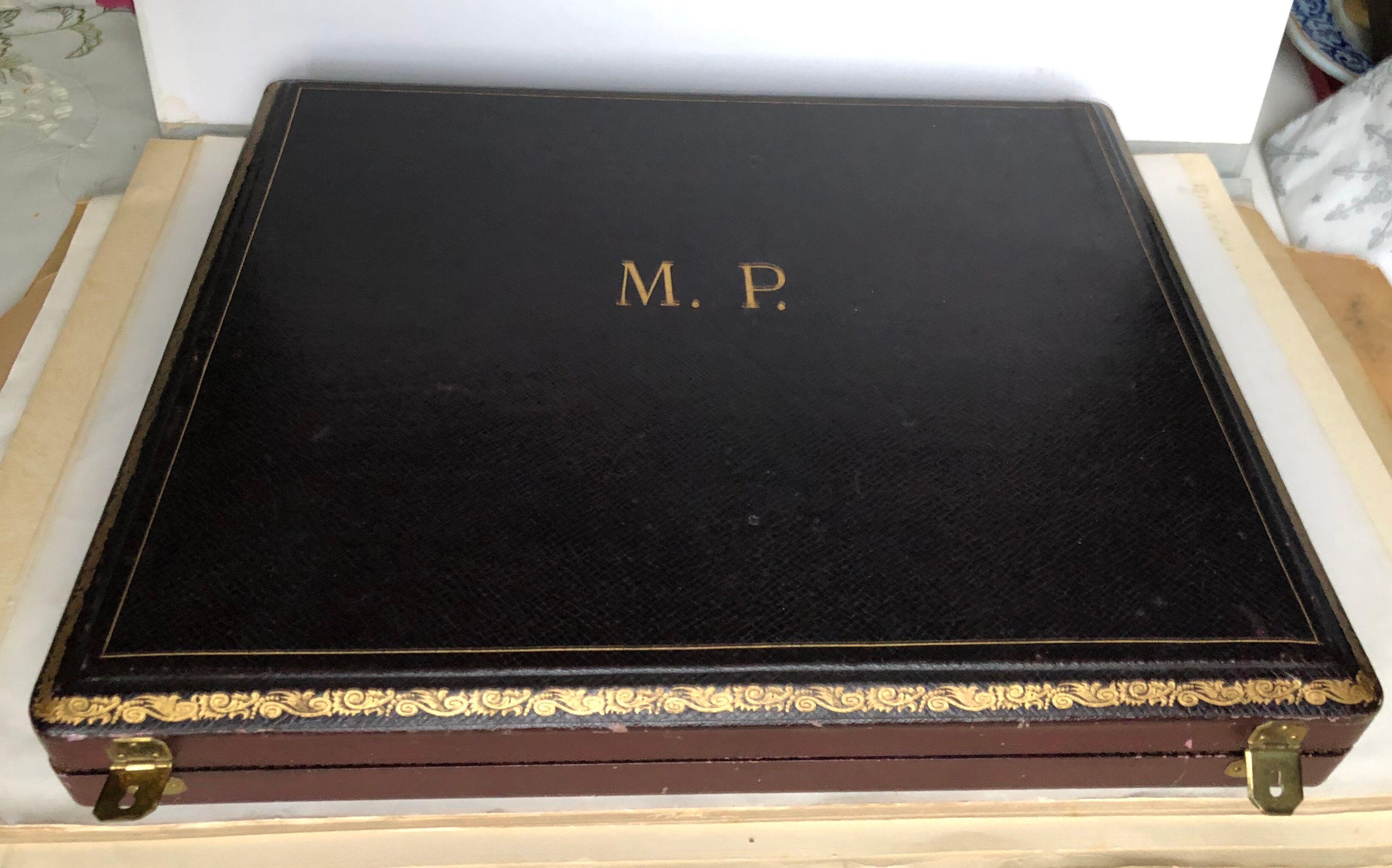 Set of 24 knives & 2 pieces of silver metal service