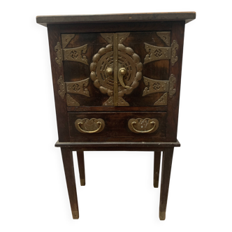 Petit meuble a deux portes a décor de bronze XX siècle