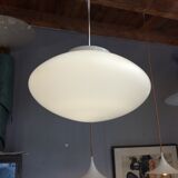 Lampe à suspension en verre opalin 1960