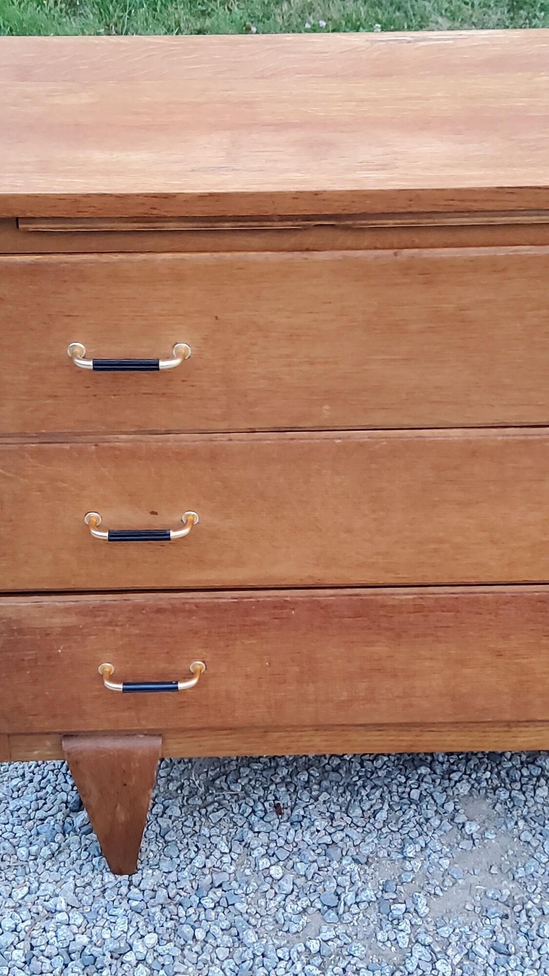 Vintage chest of drawers in golden oak from the 50s with 3 drawers and spindle-legged shelf