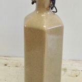 Bouteille en terre craquelée