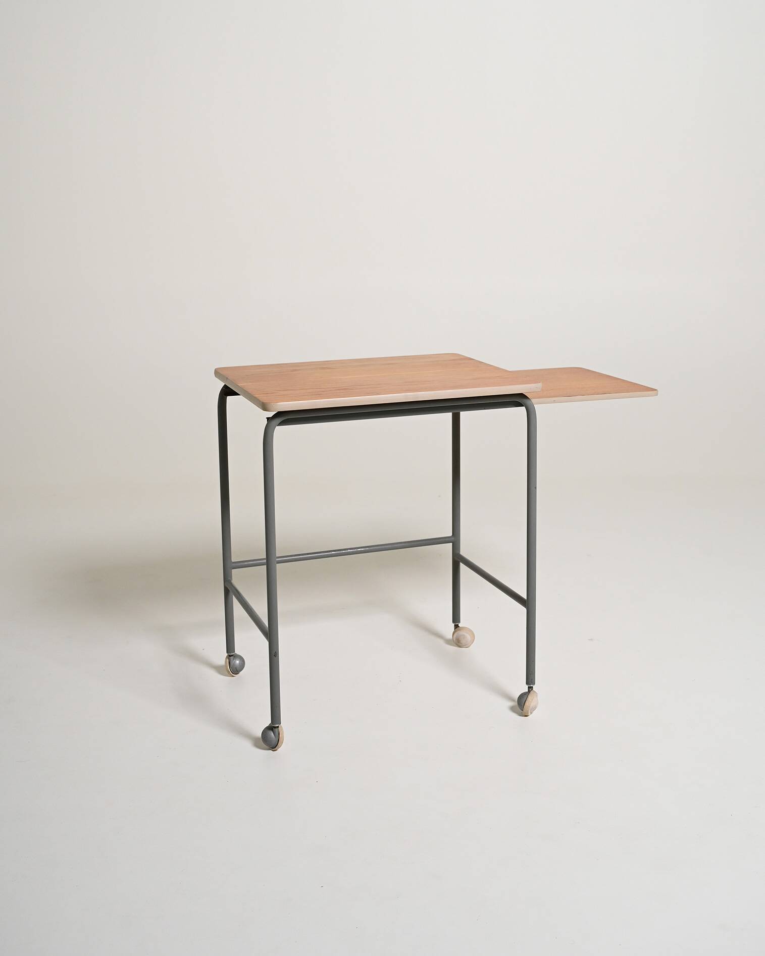 Table d'appoint scandinave vintage avec étagère escamotable