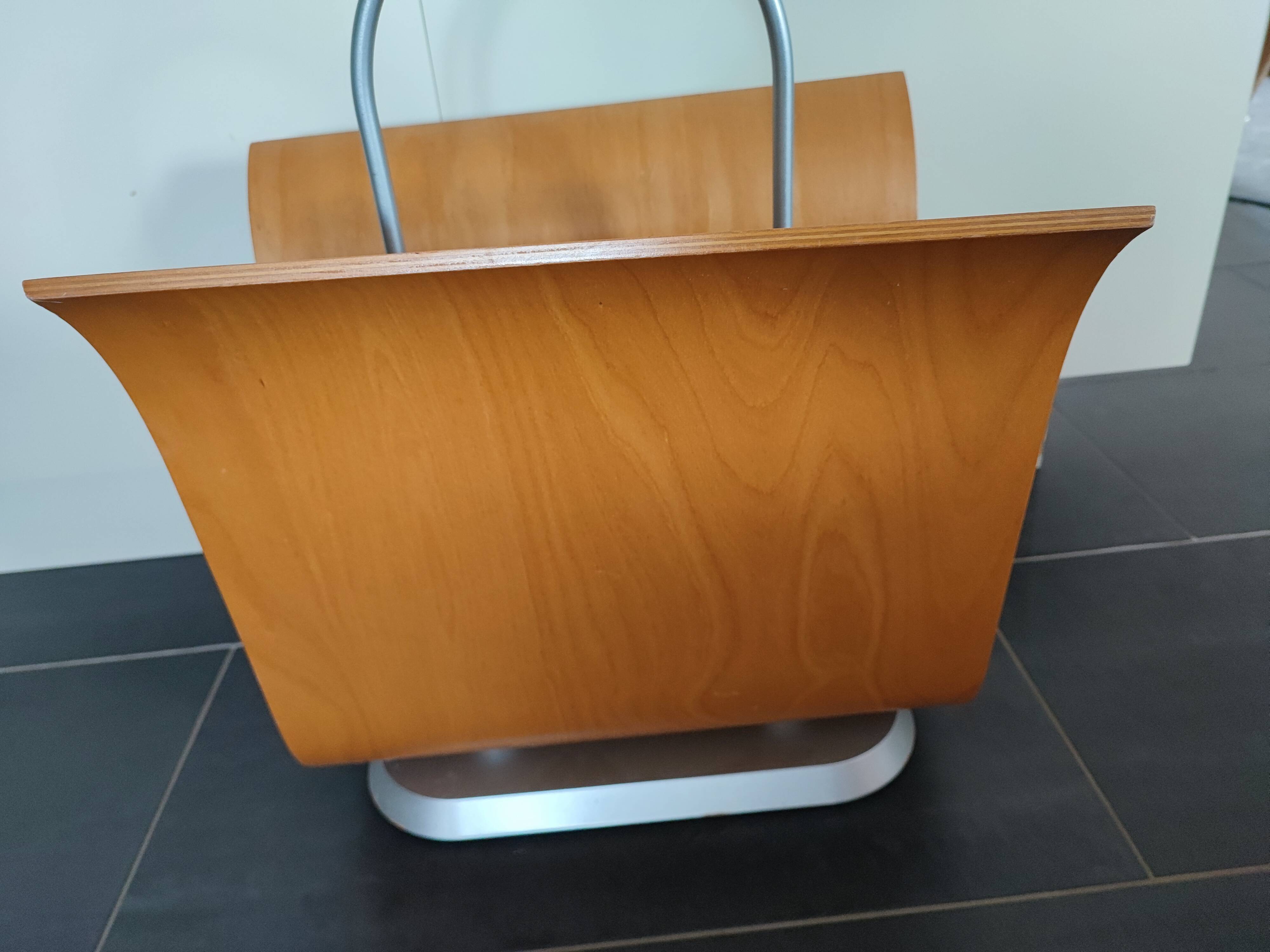 Roset line magazine and newspaper holder