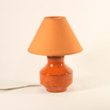 Lampe de table en céramique orange avec empreintes géométriques, années 1970.