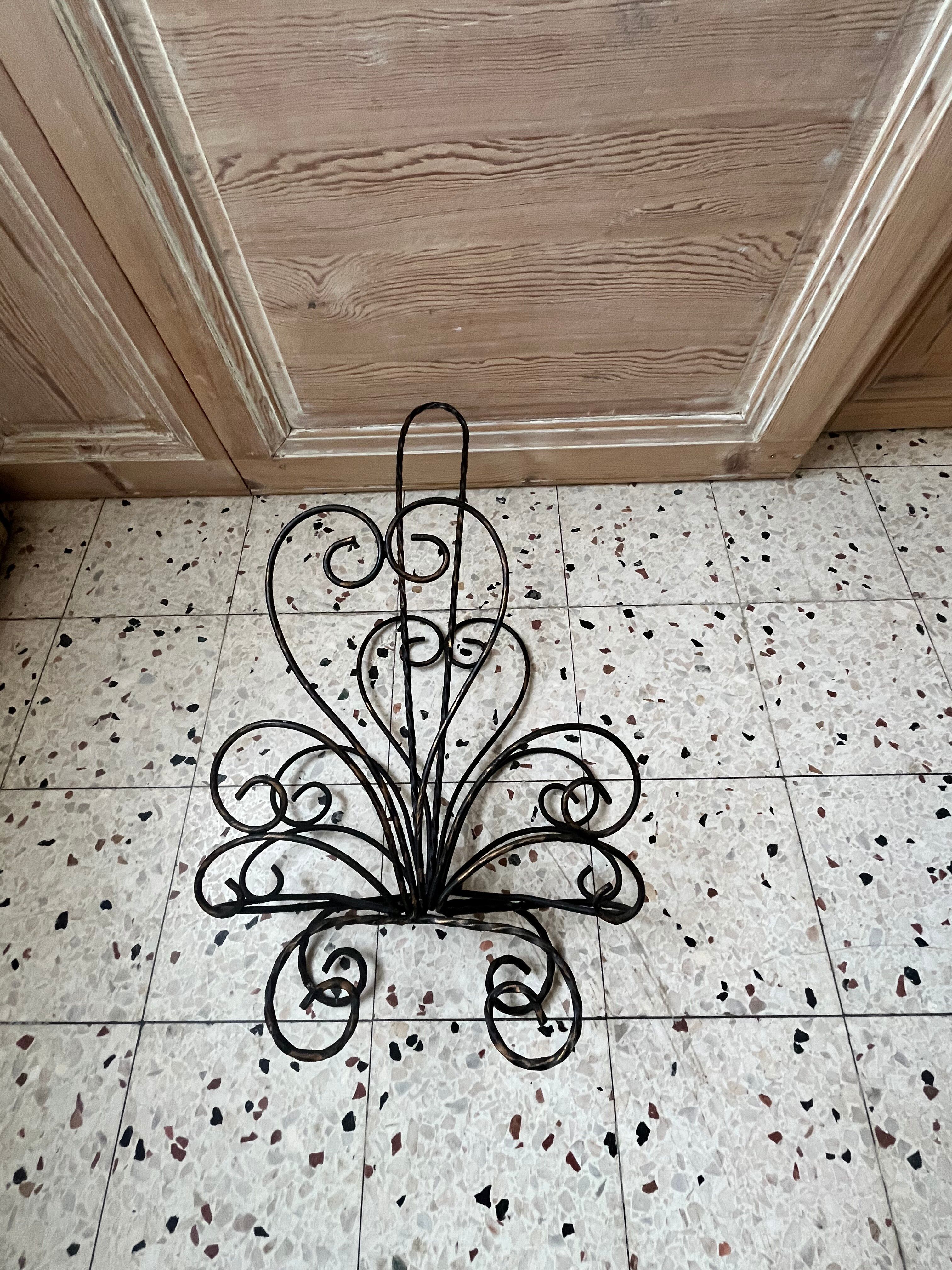 Porte revue en fer forgé