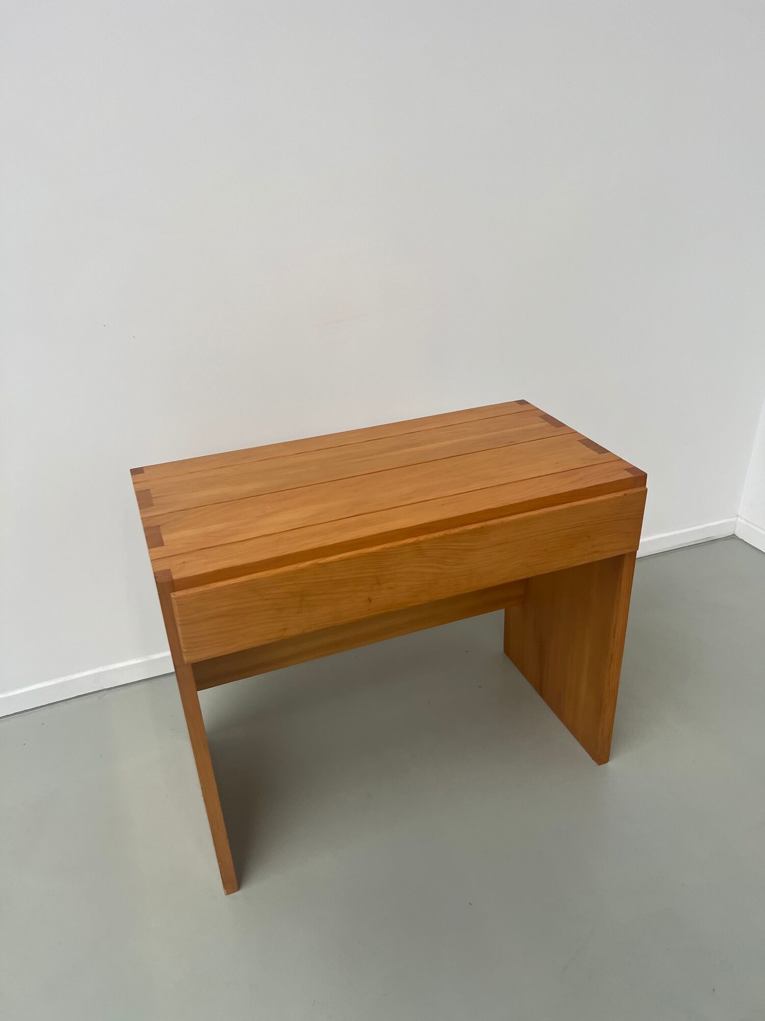 Bureau de Roland Haeusler pour Maison Regain, en pin Circa 1970