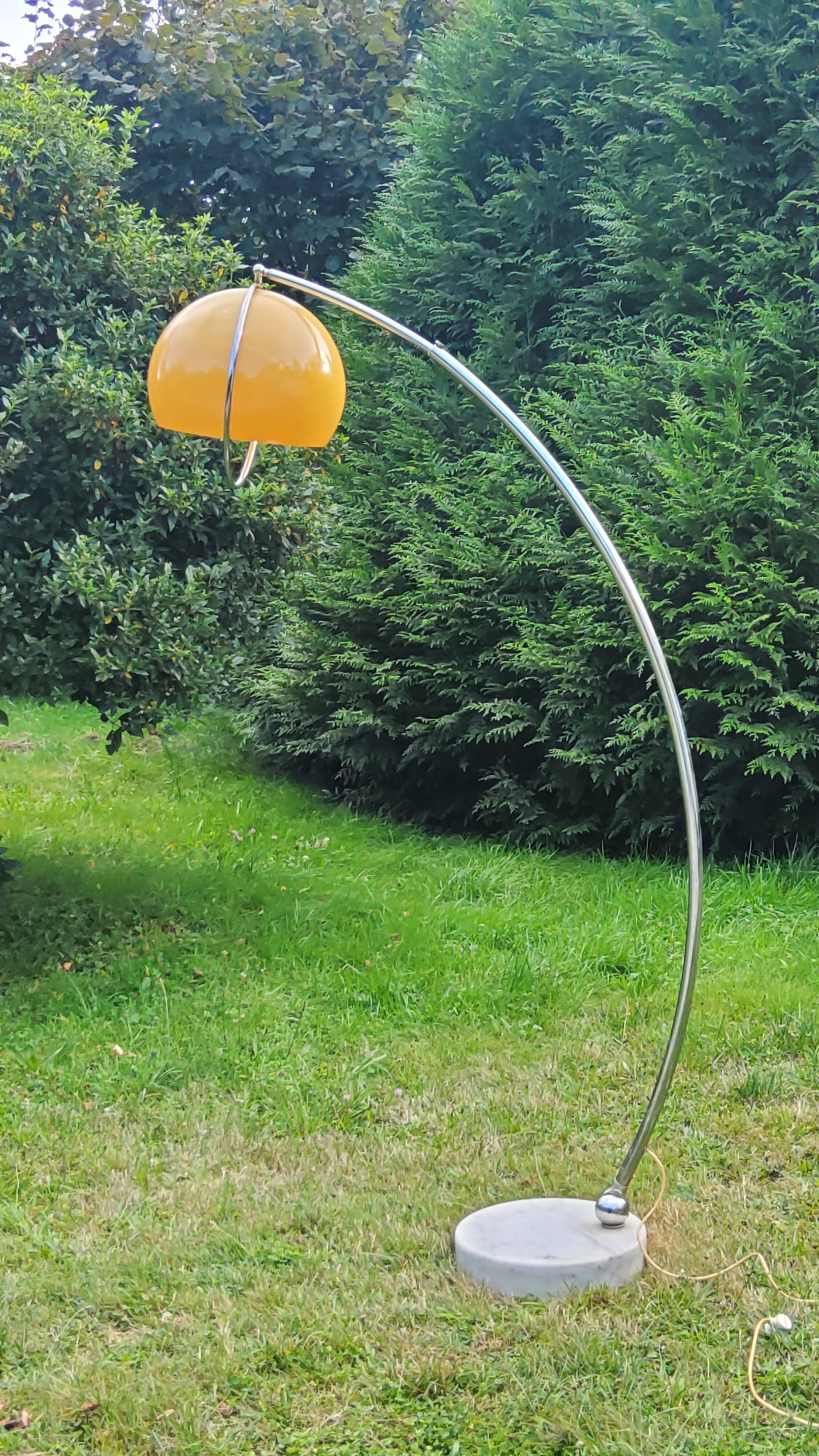 Arco telescopic design floor lamp from the 70s, marble base, chrome rod, plastic lampshade