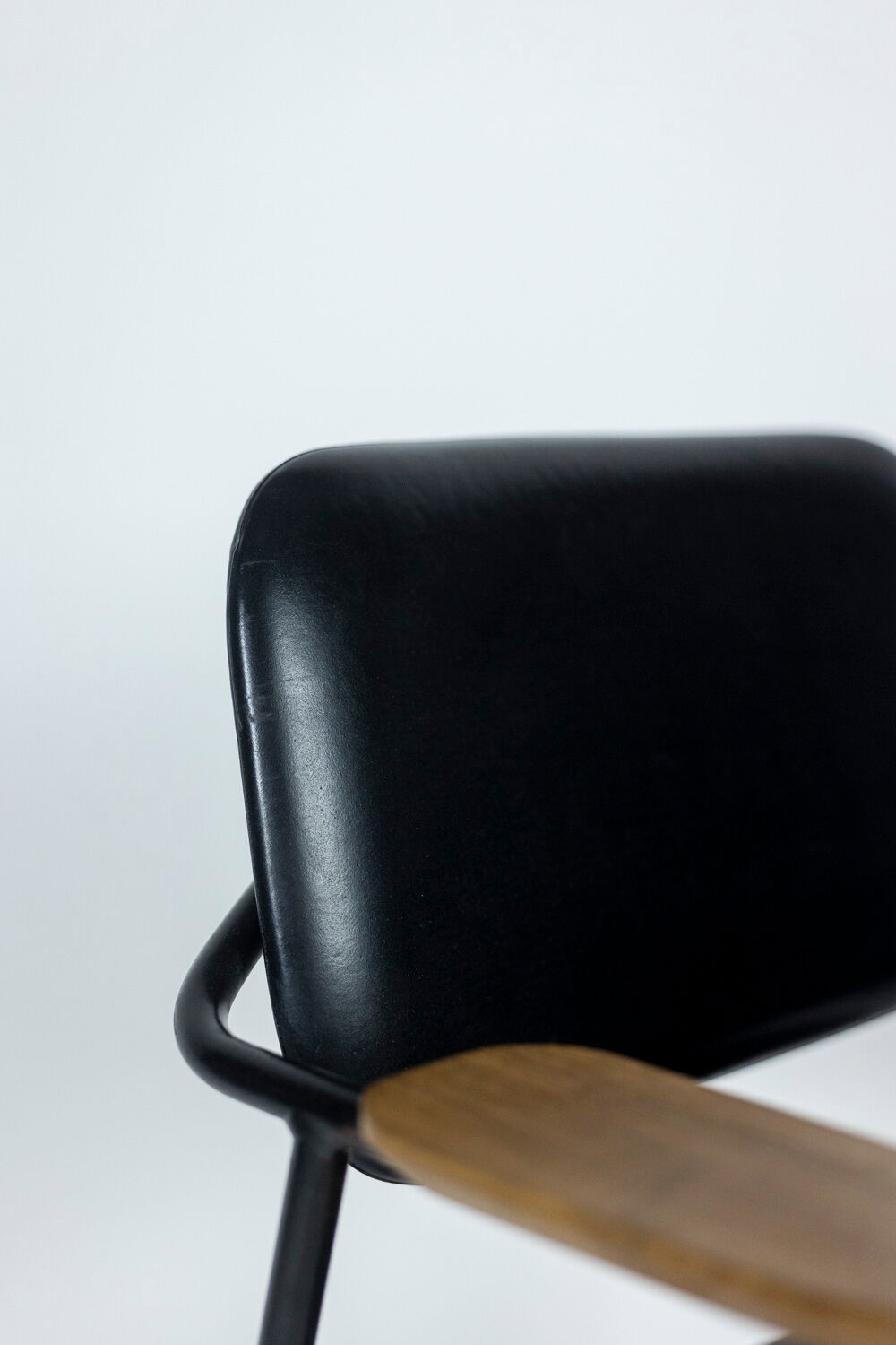 Paire de fauteuils en métal, chêne et cuir, années 1950