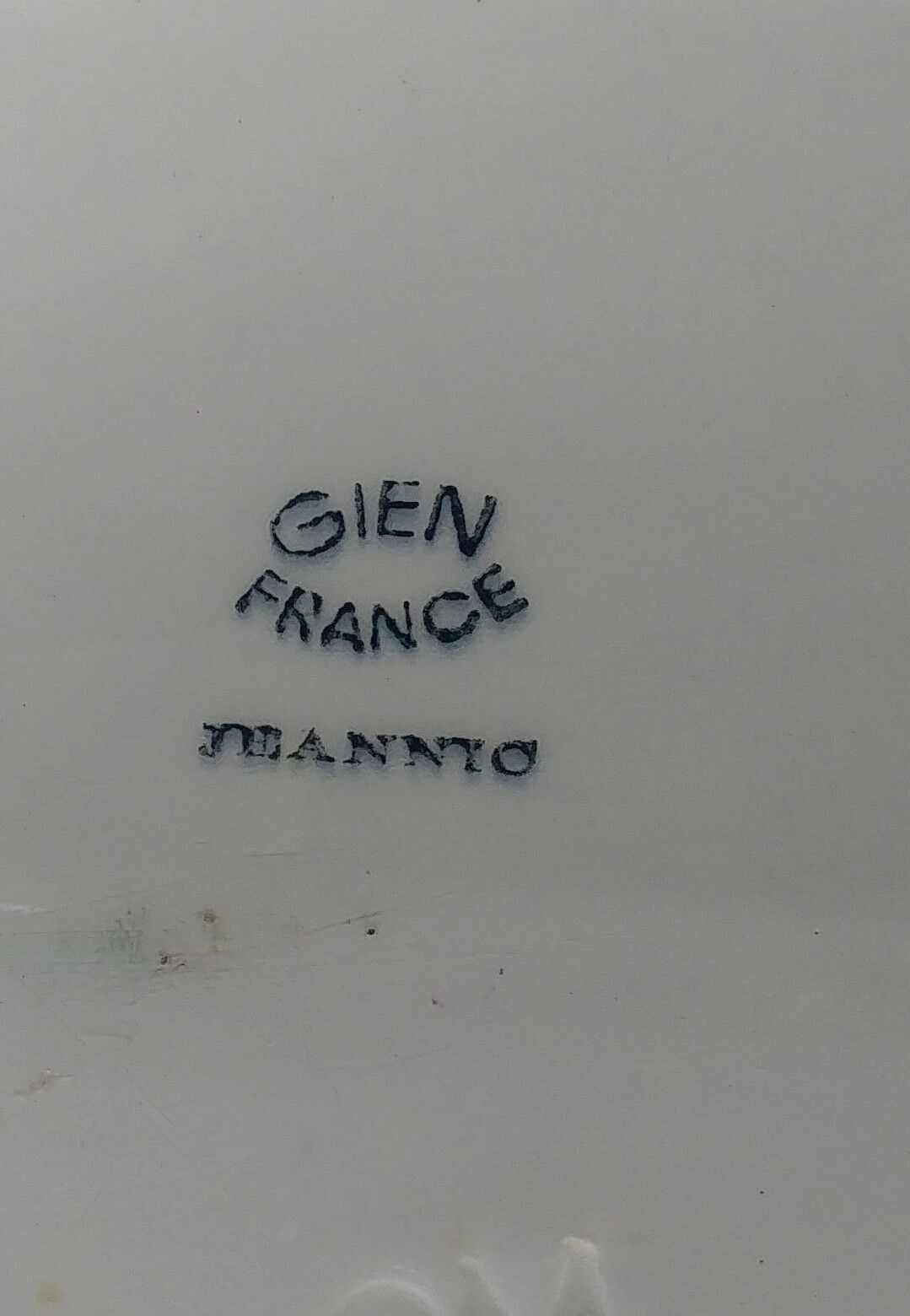 Serving dish of the Gien factory model Jeannic