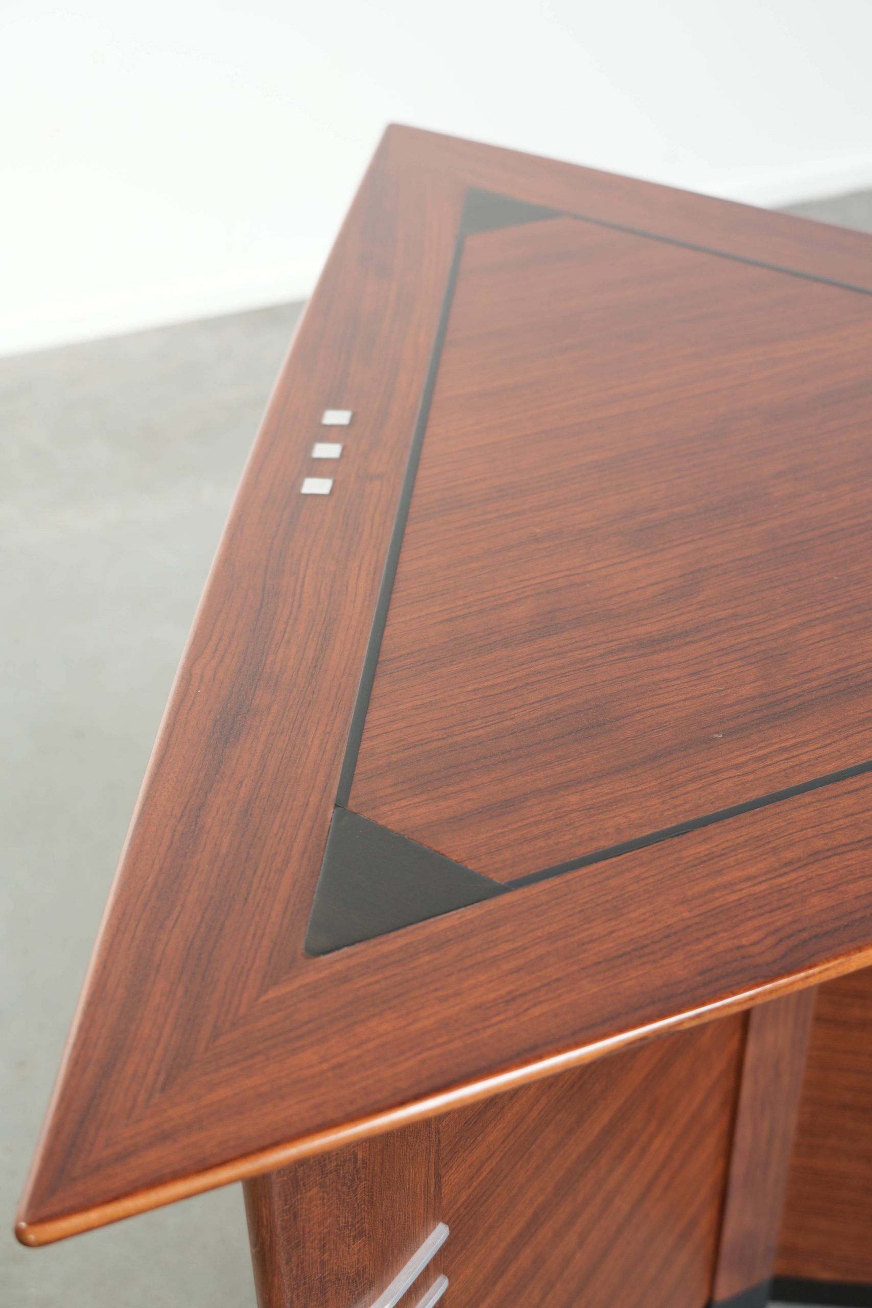 Table basse/table d'appoint en design Art Déco triangulaire