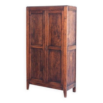 Armoire parisienne vintage à deux portes. Bois de pin. France, années 50.