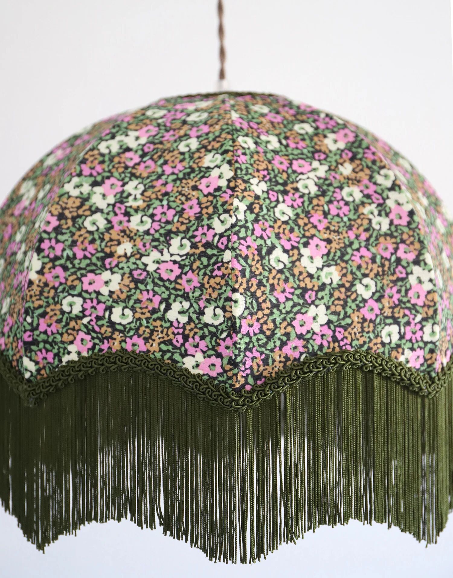 Suspension vintage recyclée à franges — forme dôme et motif fleuri