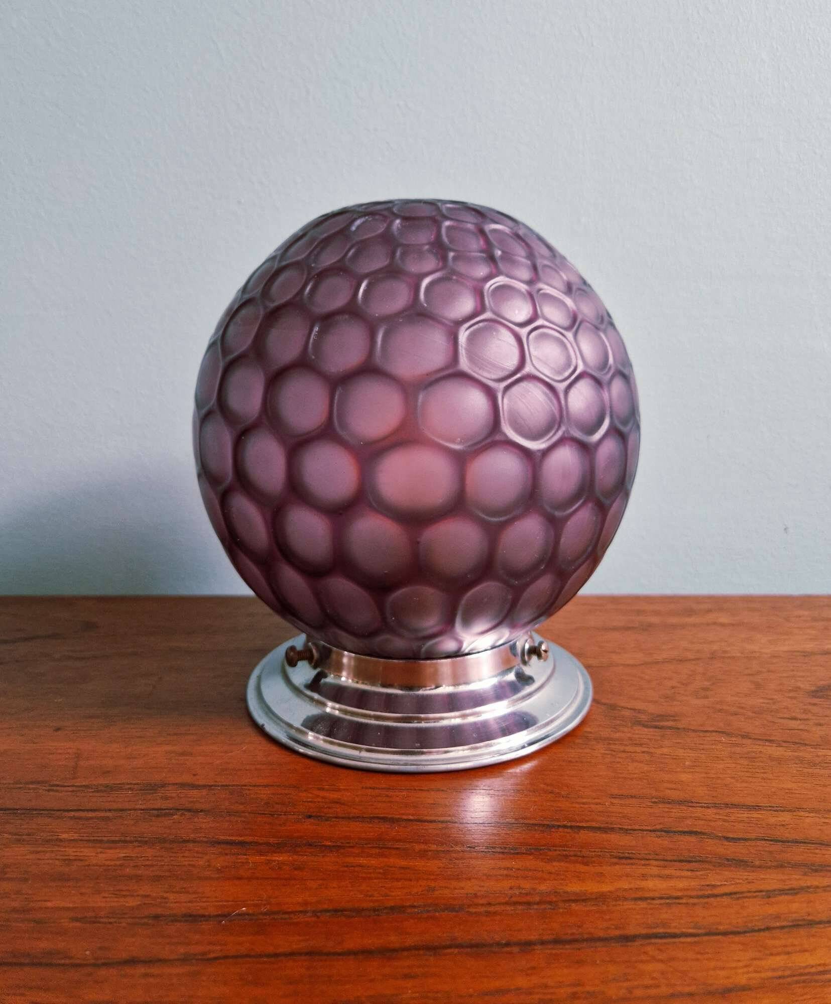 Plafonnier art déco en verre satiné alvéolé couleur aubergine, 1930