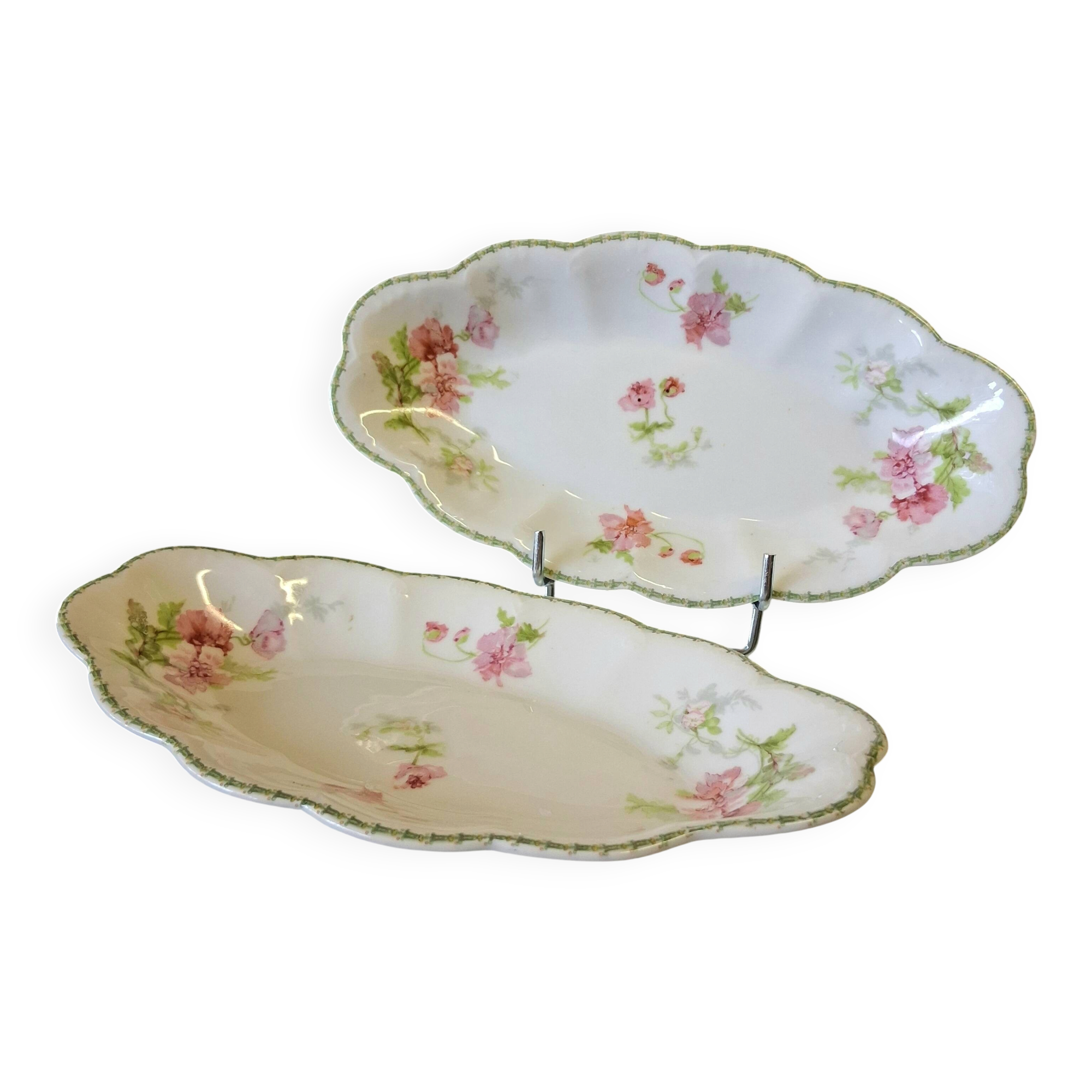 Set of 2 Limoges porcelain dishes in very good condition.