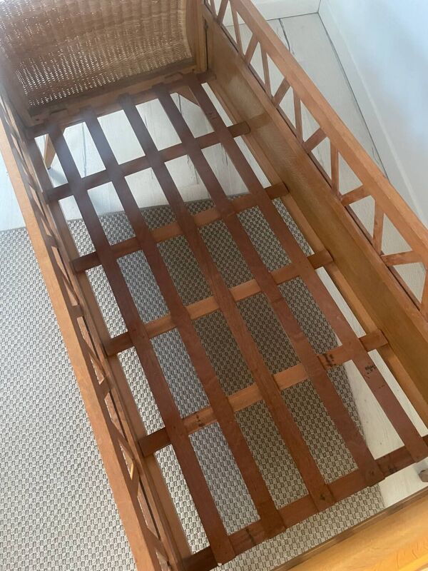 Lit bébé en bois et rotin années 60