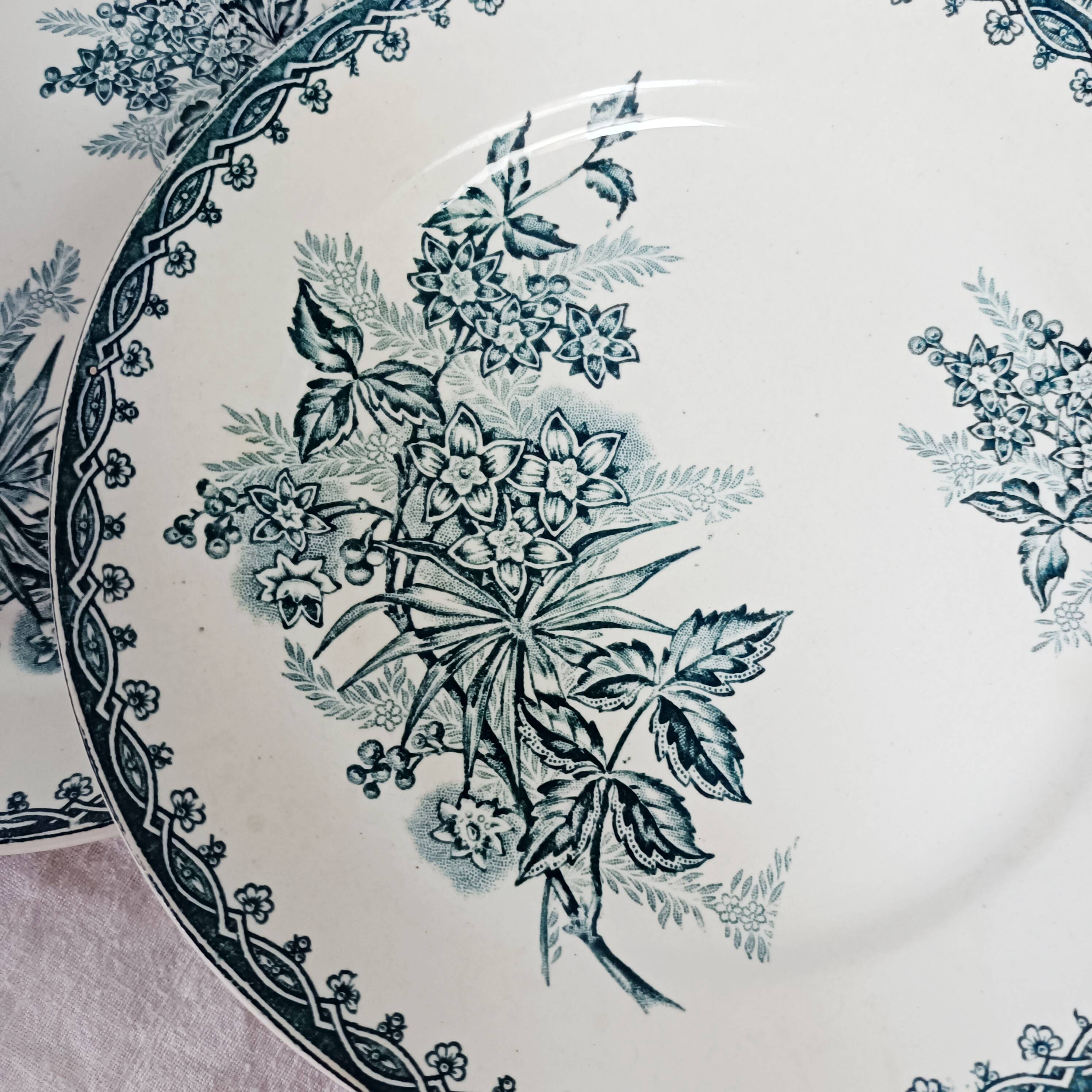 Set of 4 flat plates, iron earth, Société Amandinoise, Margot