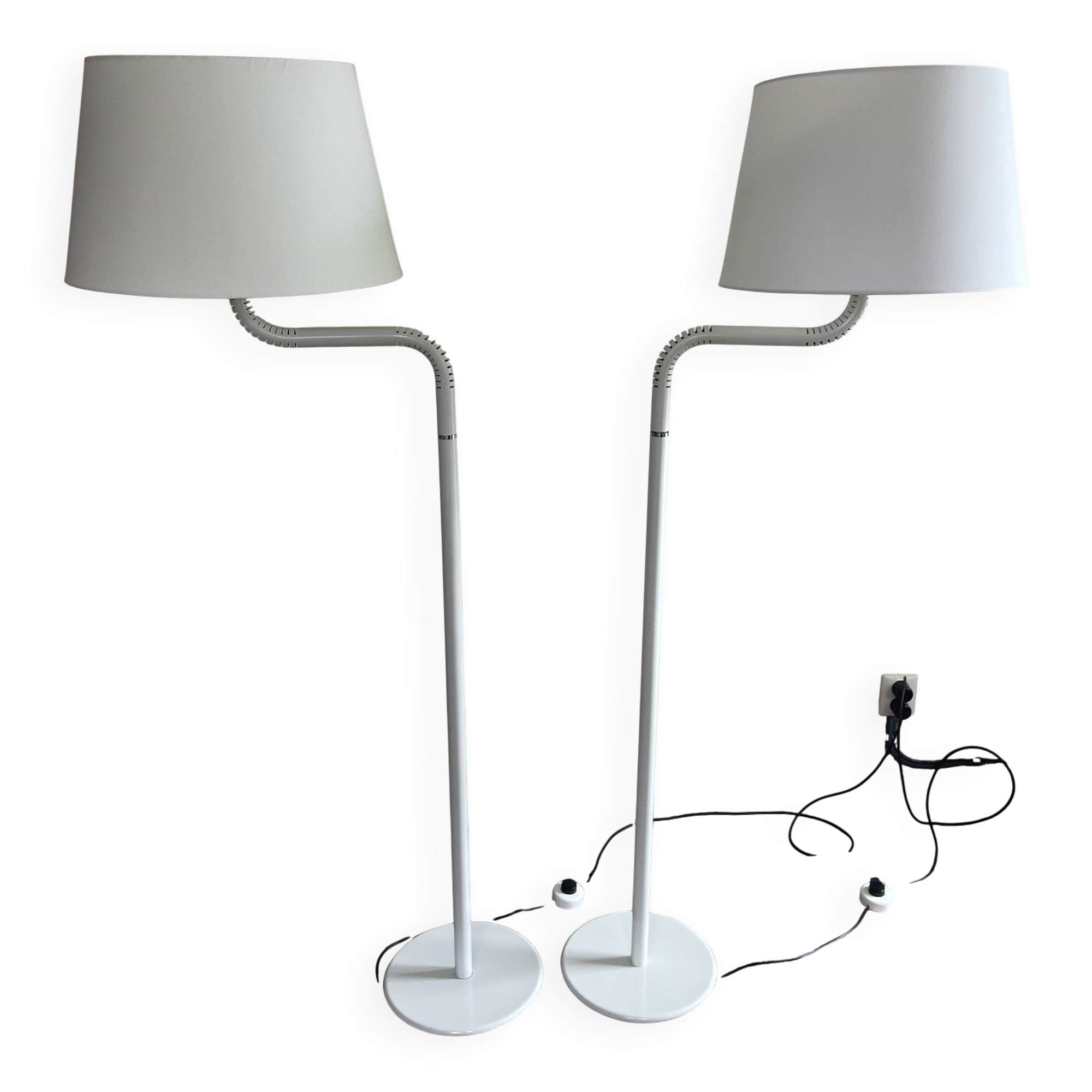 Ensemble de deux lampes sur pied Artifort 270 blanches rétro.