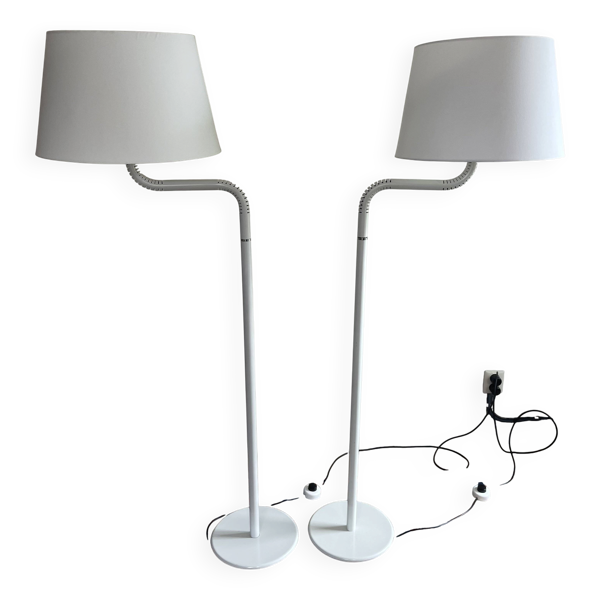 Ensemble de deux lampes sur pied Artifort 270 blanches rétro.