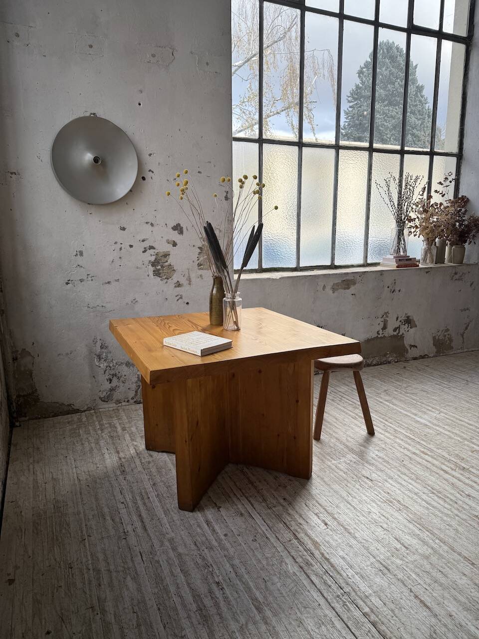 Table carrée moderniste en pin massif, années 50