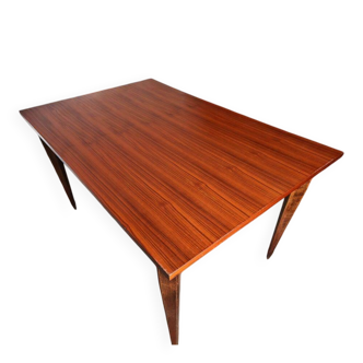 Table type scandinave