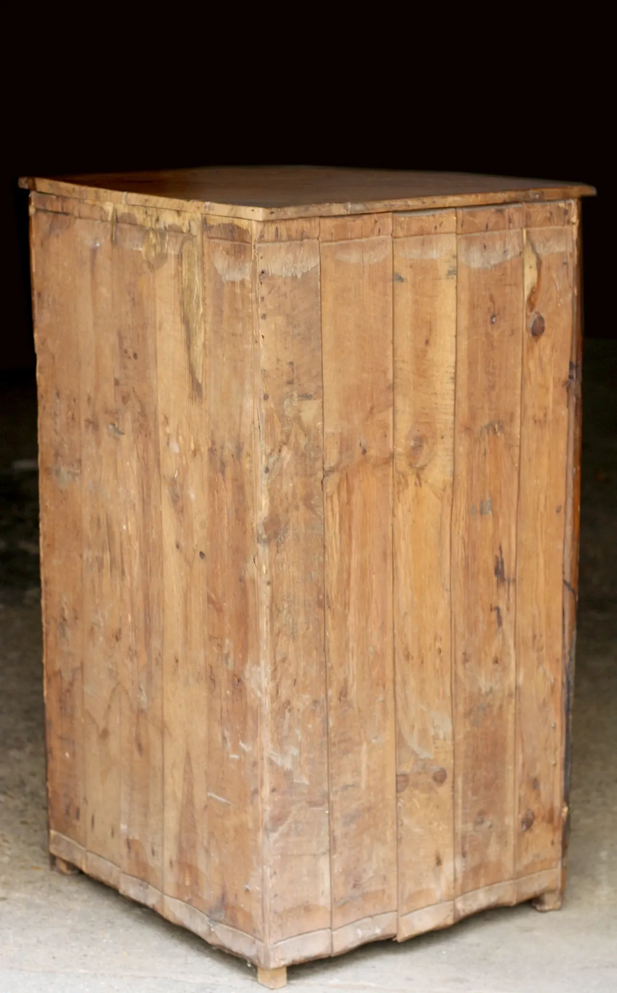 Splendid walnut corner cabinet from the early 19th century. A magnificent patina.
