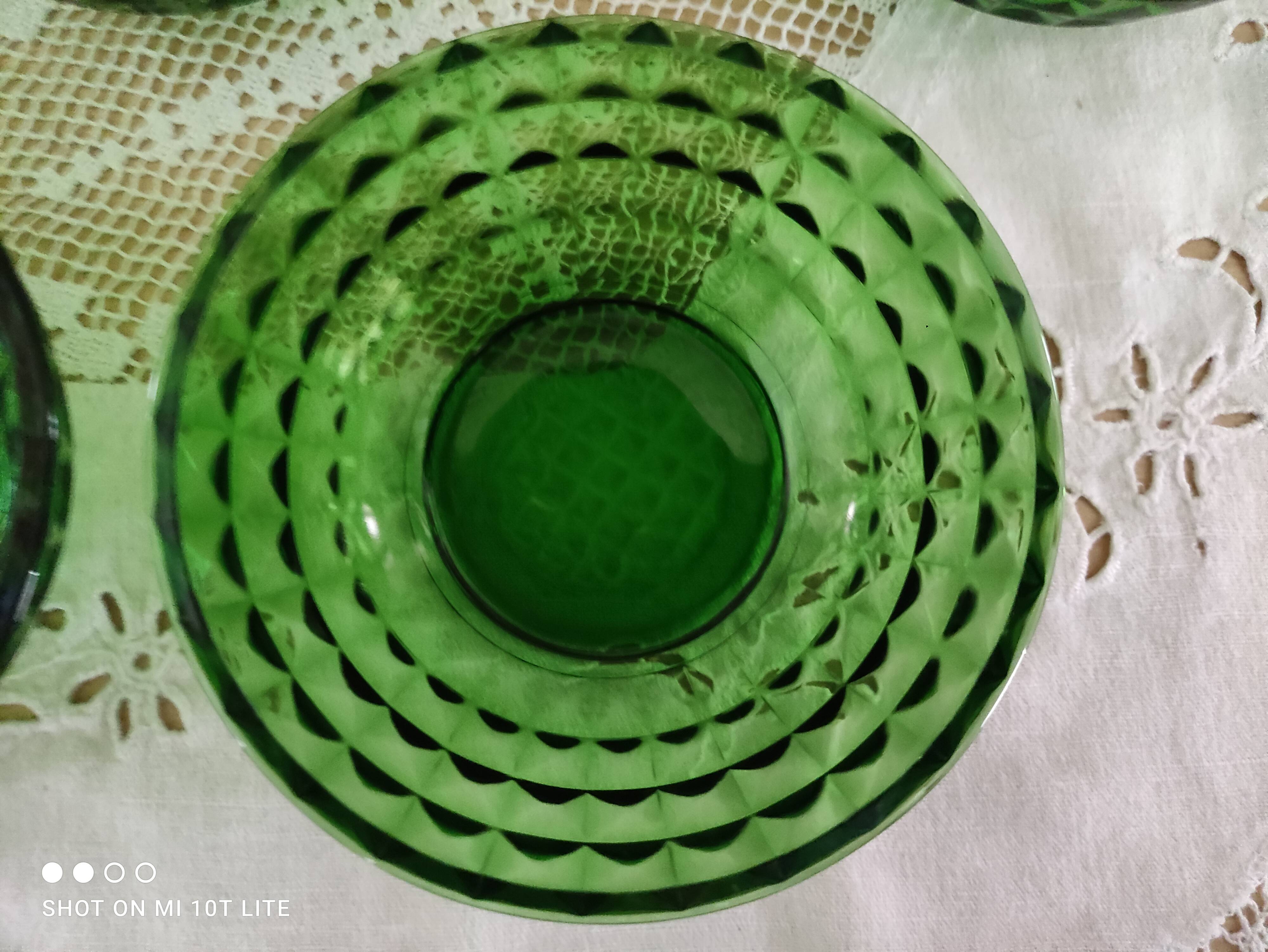 Lot de 9 coupelles en verre vert bouteille facetté