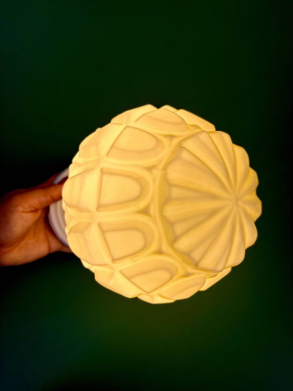 Applique globe vintage Art déco en opaline jaune pâle