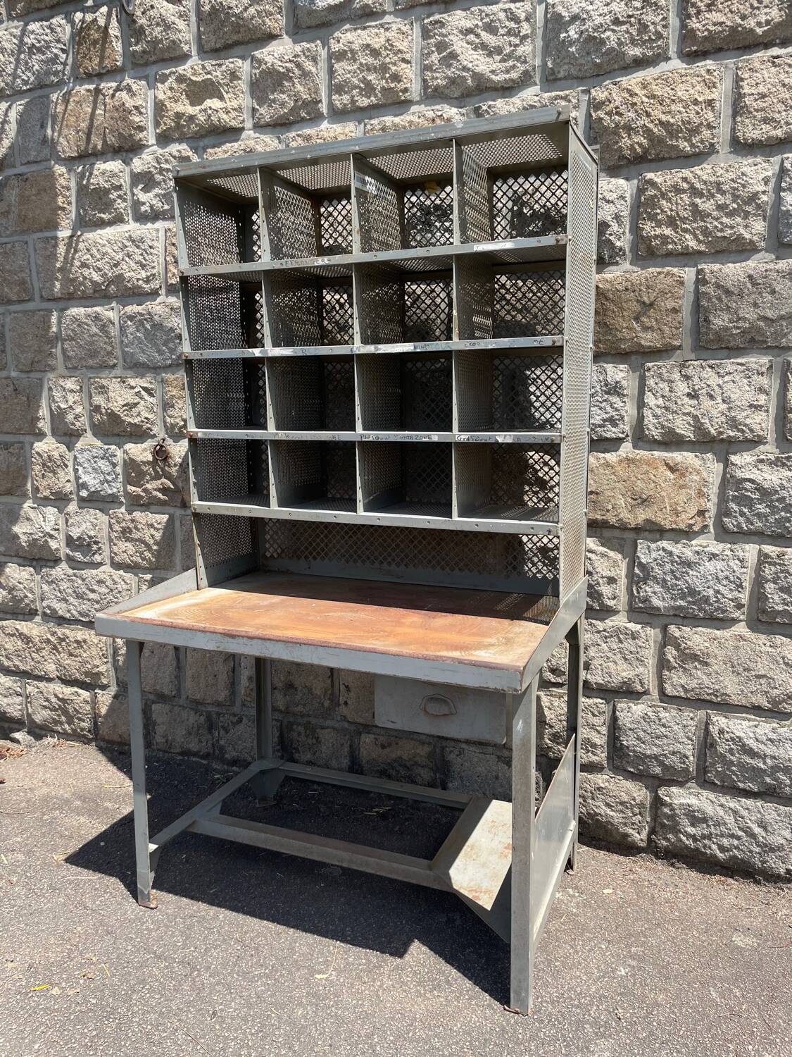 Meuble de tri de La Poste atelier en métal